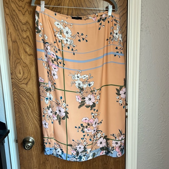 Beautiful J- Crew satin floral skirt. Size 14. - Picture 2 of 4